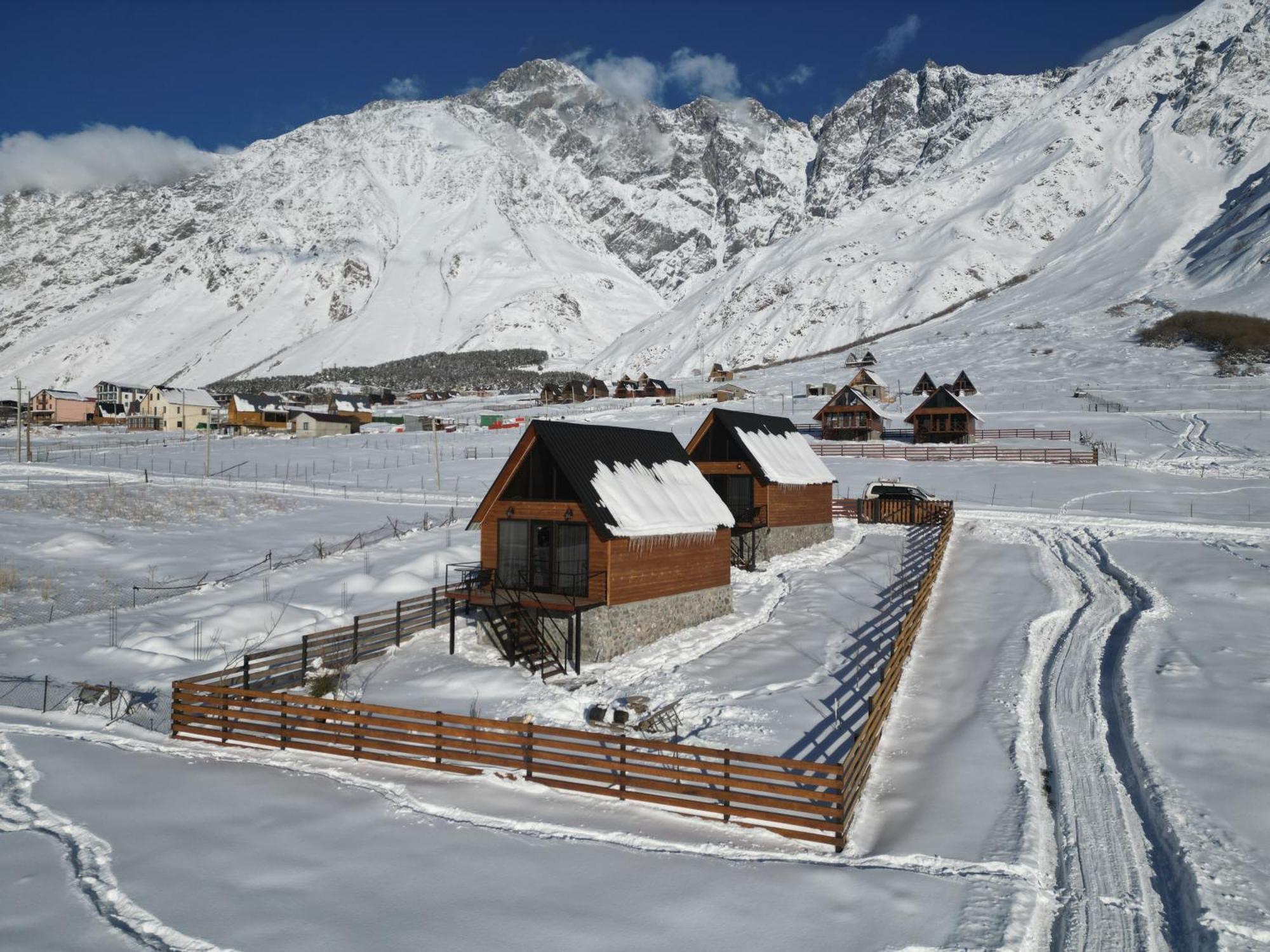 Traveler'S Cottages In Kazbegi المظهر الخارجي الصورة